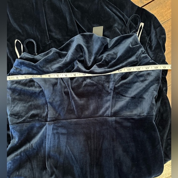 Lulu’s navy blue velvet gown - Picture 9 of 11